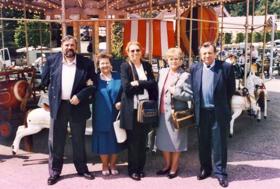 Mémé, Maman, papa et son parrain et sa marraine